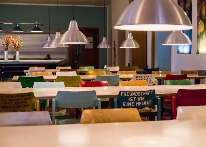 الشباب أمستل هاوس *